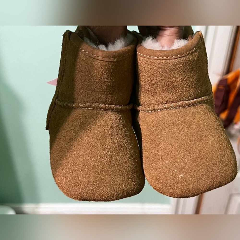 New born uggs for baby girls with pink bow in the back like new worn once